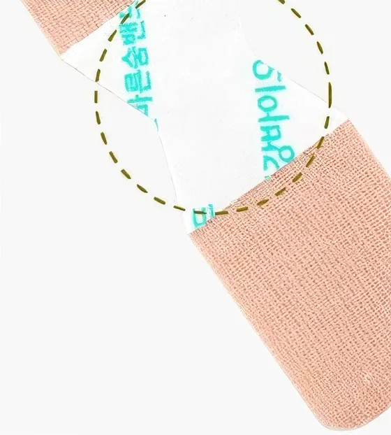 가운데에 입술 보호필름이 남아 있는 바른숨밴드