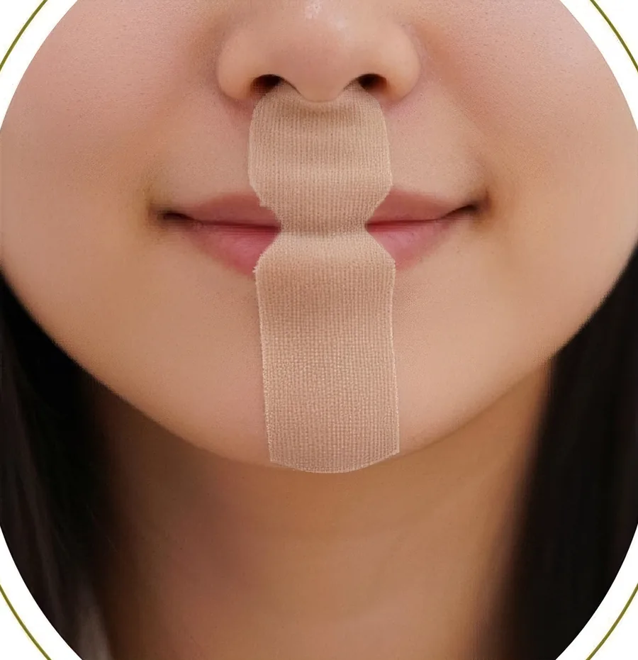 입술 위아래로 세로로 붙인 바른숨밴드