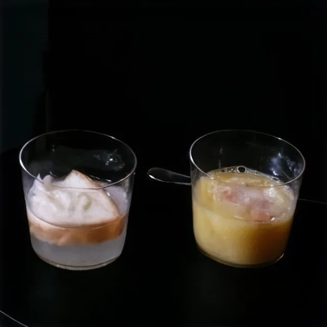 5시간 뒤, 효소를 넣은 잔의 식빵이 대부분 분해된 모습